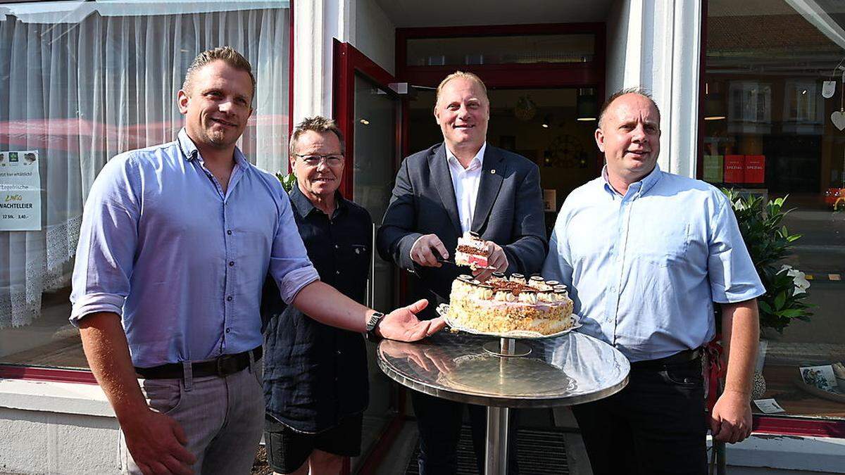 Von links: Stadtrat Gerhard Penz (ÖVP), Konditormeister Wilhelm Unger, Bürgermeister Dieter Dohr, Stadtrat Alexander Pichler (SPÖ) bei der Präsentation der original Leonharder Stadttorte