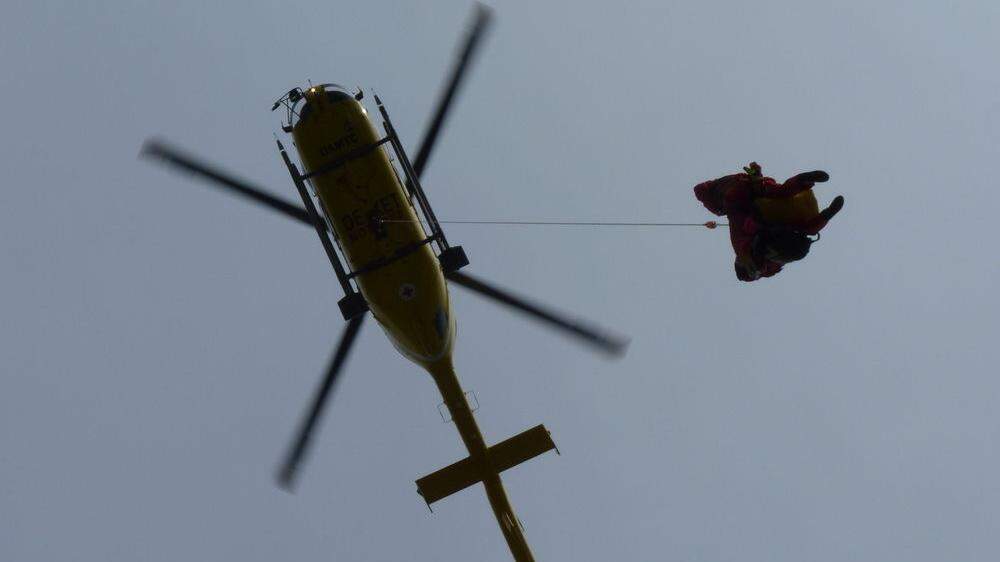 Mit dem Seil konnte die Besatzung des Rettungshubschraubers C14 den Mann bergen. Er wurde ins LKH Klagenfurt geflogen