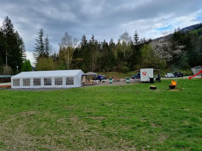 Ein Foto vom Aufbau des Festzelts in Lainach