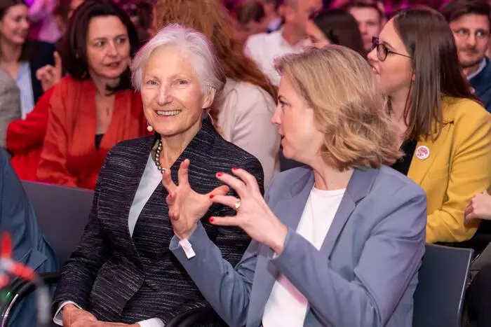 Zupacken: Beate Meinl-Reisinger und Irmgard Griss (Neos) in Graz