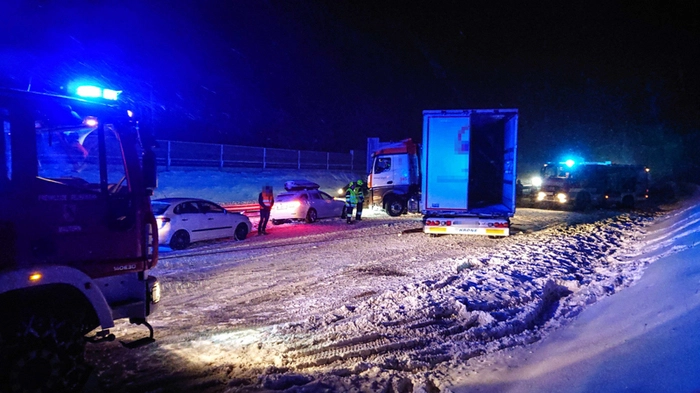 Mittwoch Abend kam bei Mautern im Liesingtal ein Lkw auf schneeglatter Fahrbahn auf der A9 in Fahrtrichtung Graz ins Schleudern. Pkw konnte Zusammenstoß verhindern und krachte in die Mittelleitschiene.