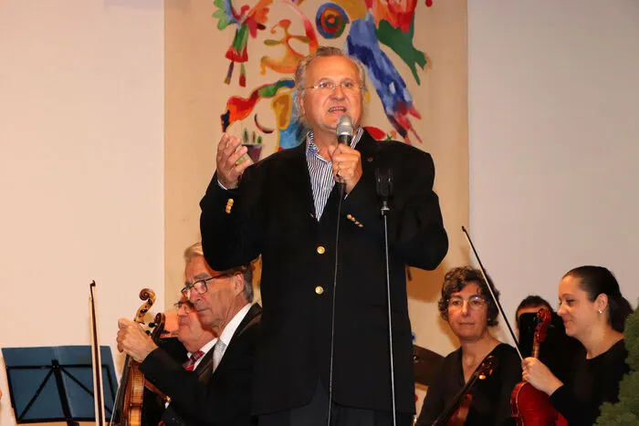 Der Obmann des Kunst- &amp; Kulturvereins Bodensdorf Werner Schachner bei seiner Begrüßung im ausverkauften Kultursaal in Bodensdorf am Ossiacher See. 