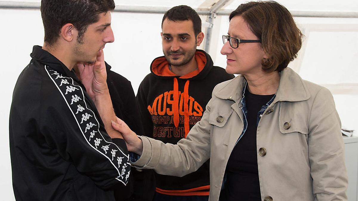 Mikl-Leitner bei Flüchtlingen in Salzburg 