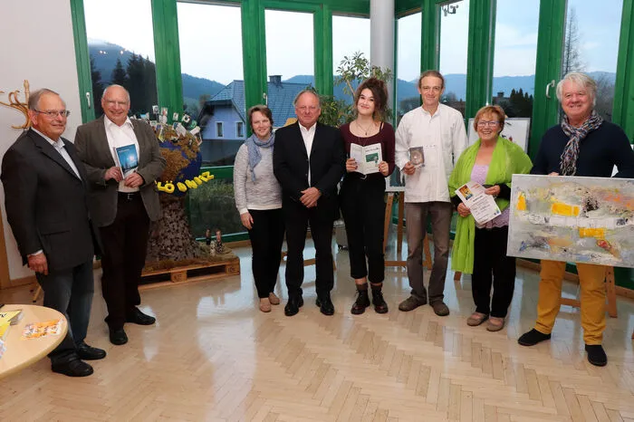 Am Foto von Links: Dieter Vogel, Gunther Spath, Christian Bauschke, Bgm. Hans Fugger, Simon Nickles, Hildegard Seiner und der Maler Alfred Eggenberger.