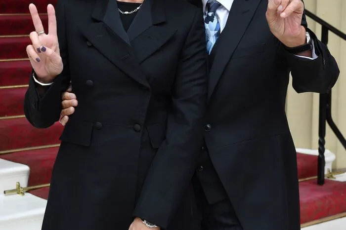 Ringo Starr und seine Frau formten nach der Ehrung ihre Finger zum "Peace"-Zeichen.