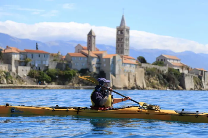 Die Tour rund um die Insel Rab beginnt in der sehenswerten Altstadt der gleichnamigen Insel.