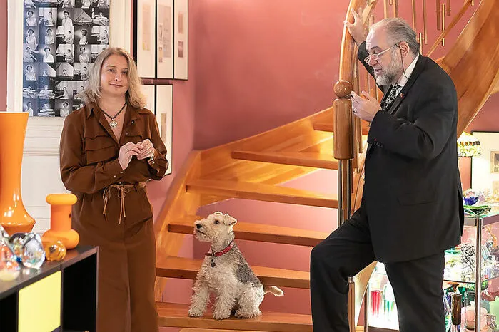 In ihrer Grazer Altbauwohnung haben Fotografen Robert W. Sackl-Kahr Sagostin und vor allem von seiner Frau, die Pianistin Aurélie Tremblay, eine wahre Wunderkammer geschaffen.