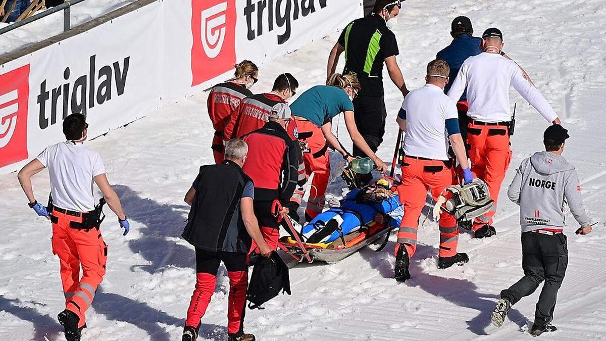 Daniel Andre Tande wurde in Planica nach seinem Sturz abtransportiert.