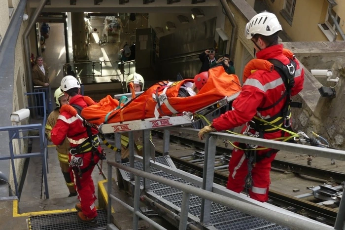 Gemeinsam mit den Mitarbeitern der Schloßbergbahn "retteten" sie die Passagiere.