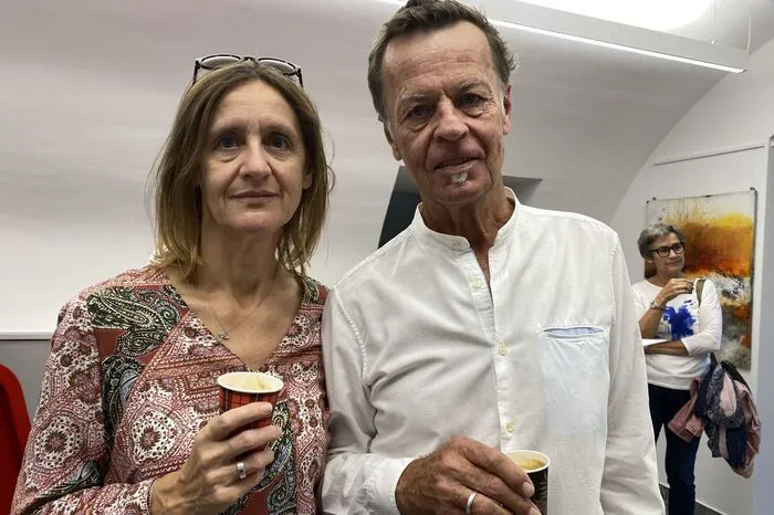 Zum Künstlercafé kamen auch einige bekannte Gesichter, darunter EAV-Legende Kurt Keinrath in Begleitung seiner Frau, ...
