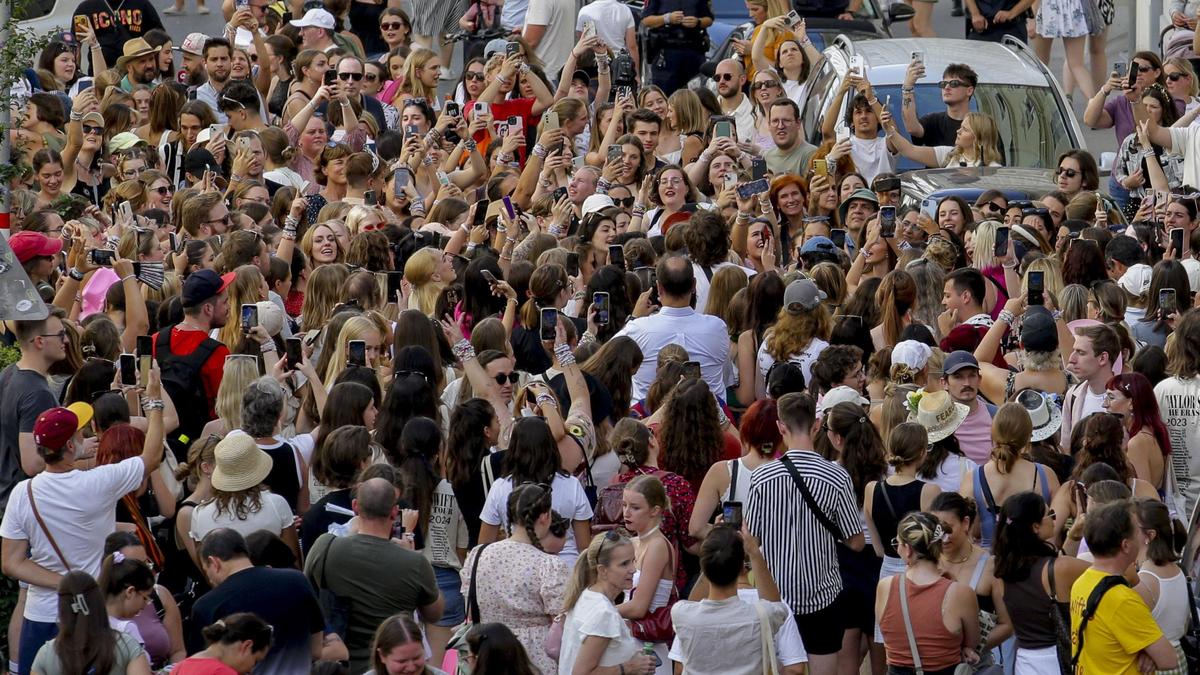 Die Fans von Taylor Swift erobern sich nach den Konzert-Absagen den öffentlichen Raum zurück