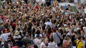 Die Fans von Taylor Swift erobern sich nach den Konzert-Absagen den öffentlichen Raum zurück