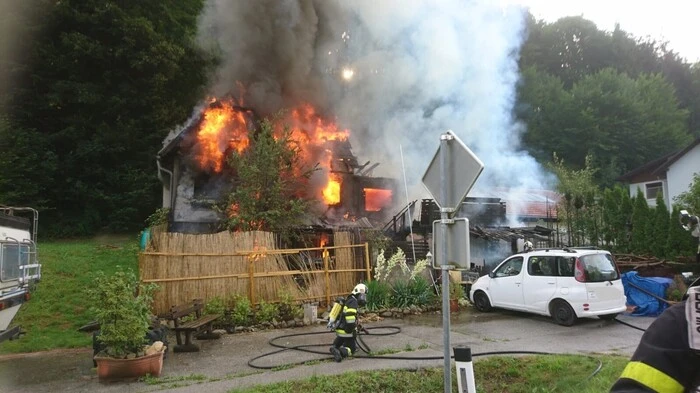 Auf der A 2 bei Pinggau kam es Dienstagfrüh zu Sichtbehinderungen für Autobahrer, da unter der Brücke ein Haus in Flammen stand.
