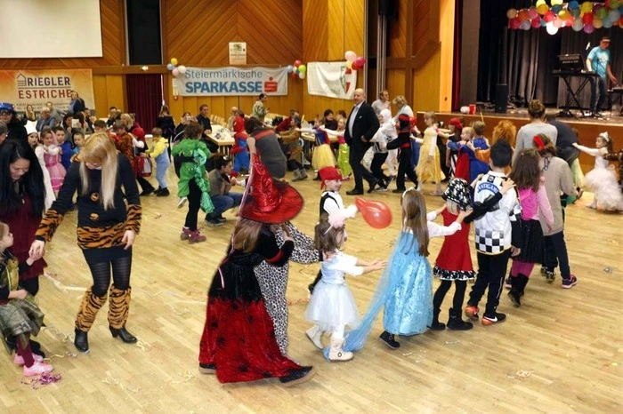 Girlanden, Konfetti und Luftballons waren die bevorzugte Balldekoration in der Fürstenfelder Stadthalle.