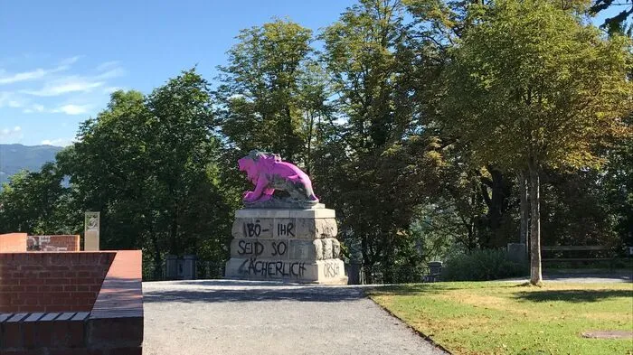 Großflächig mit pinker Farbe beschmiert wurde in der vergangenen Nacht der Hackher-Löwe am Schloßberg.