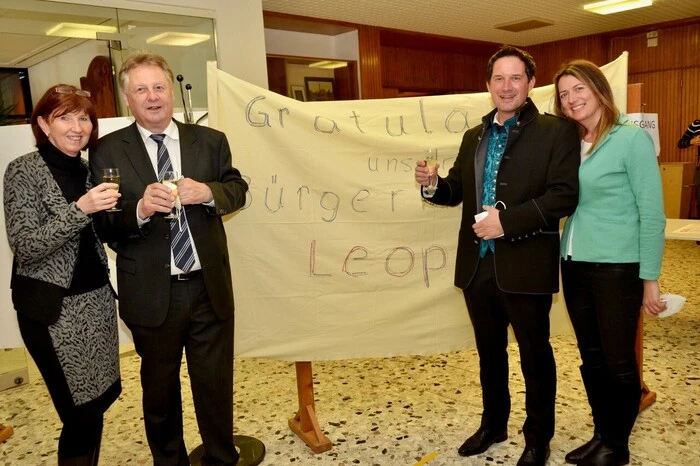 Leopold Astner mit seiner Frau Heidi und dem Bürgermeister von St. Stefan/Gail Ronny Rull und seiner Gattin.