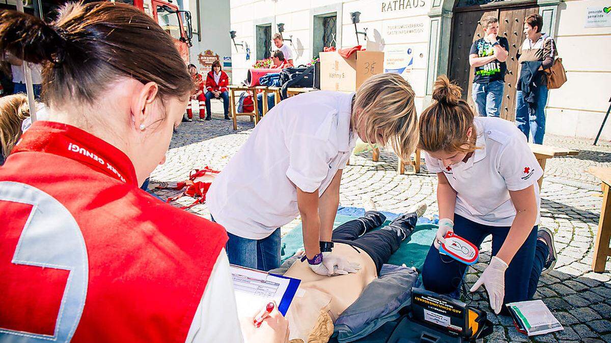 Jeder Handgriff der jugendlichen Ersthelfer wird von Bewertern des Roten Kreuzes beobachtet 