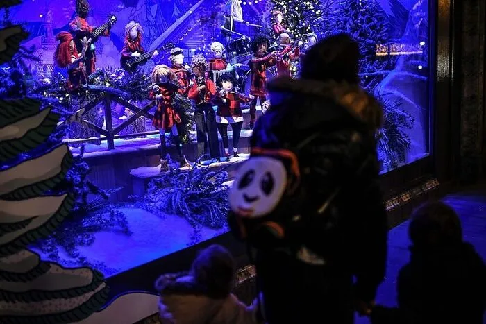 Die Schaufenster der Warenhauskette Printemps Haussmann sind bereits weihnachtlich dekoriert und laden trotz der Corona-Pandemie zum Schaufensterbummel ein.