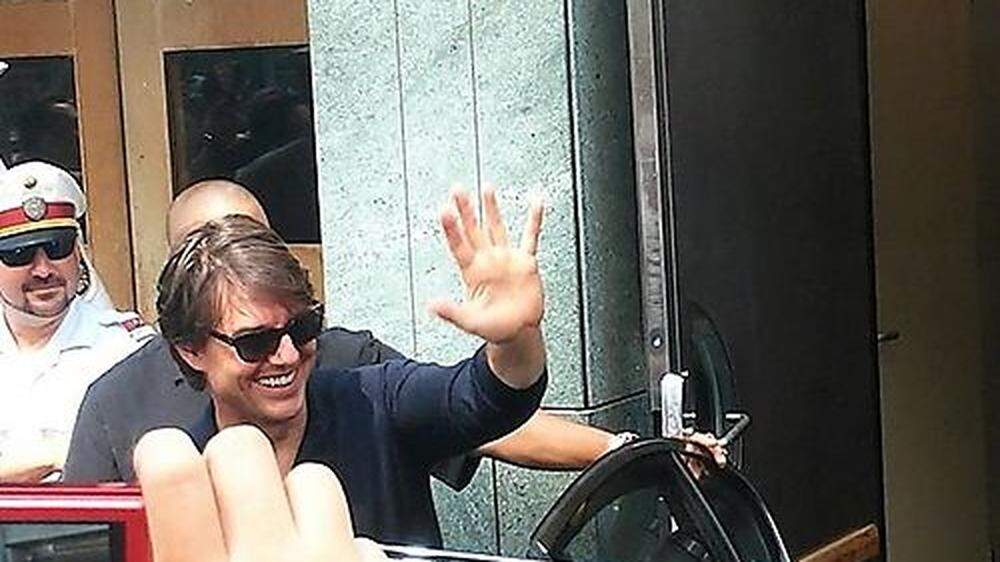 Einmal winken für die vielen wartenden Fans in Wien: Tom Cruise
