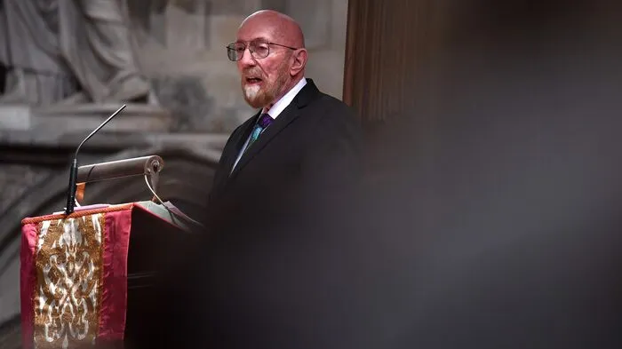 Familie, Kollegen und etwa 1.000 Besucher aus aller Welt haben am Freitag in der Westminster Abbey in London Abschied vom Wissenschaftsgenie Stephen Hawking genommen. Auch Prominenz und Kollegen waren dabei. Hier im Bild: der US-Physiker Kip Thorne