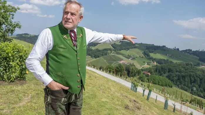 Hausherr Siegfried Wolf zeigt es: „Von hier sieht man bis in meine Heimatgemeinde Bad Gleichenberg“ 