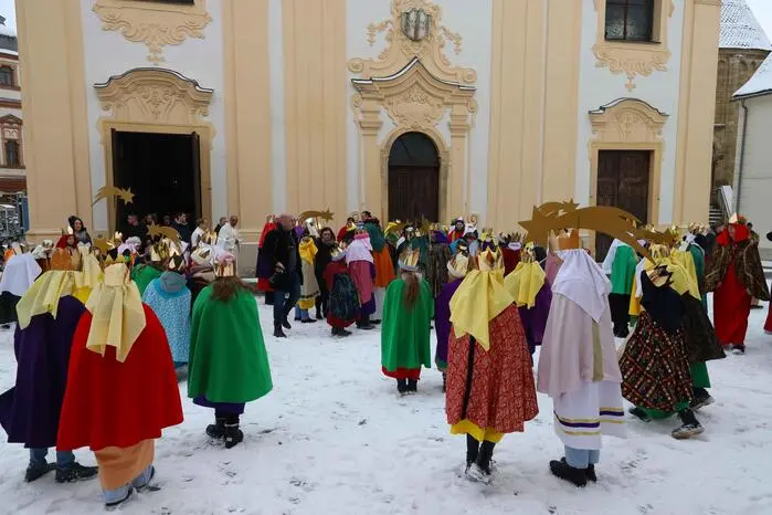 Rund 300 Kinder und Jugendliche zogen in den Tagen rund um das Dreikönigsfest als Sternsinger durch Hartberg und die umliegenden Ortschaften, brachten den Segen für das neue Jahr in die Häuser und sammelten Spenden für den guten Zweck. 