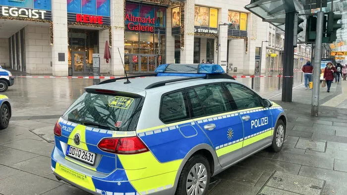 In der Dresdner Innenstadt ist die Polizei am Samstagvormittag zu einem Großeinsatz ausgerückt.