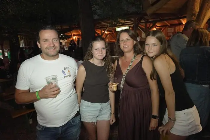Weit über 1000 Besucherinnen und Besucher folgten der Einladung der örtlichen Vereine und feierten ausgelassen durch die Nacht.