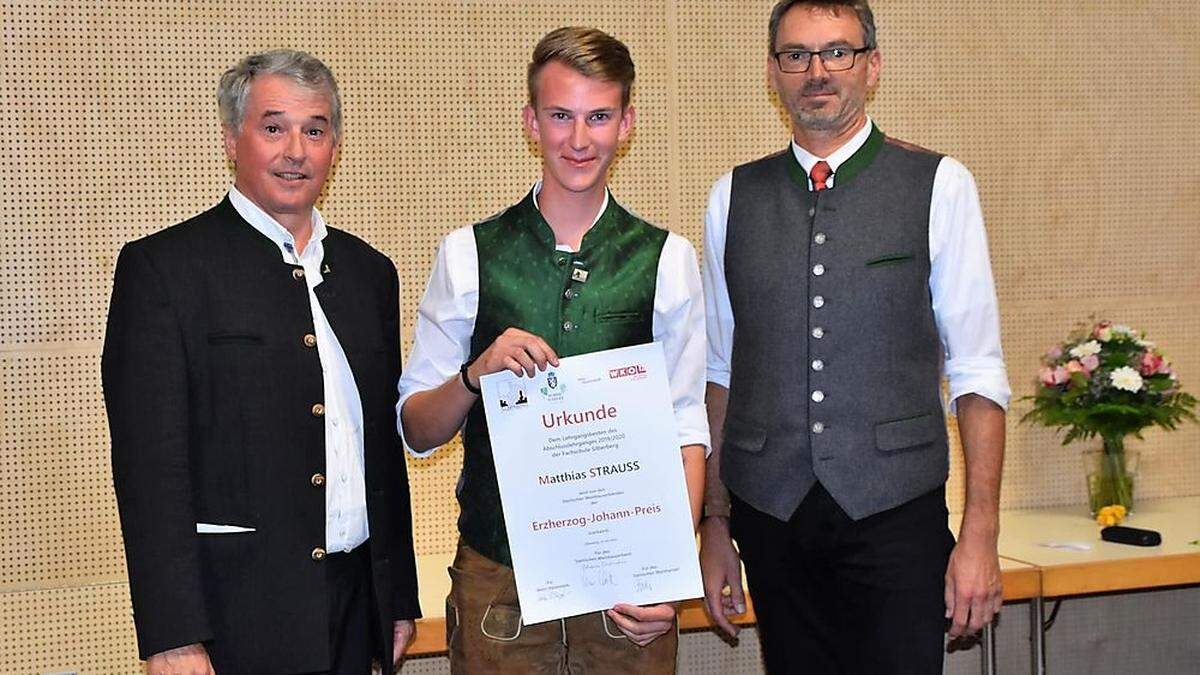 Matthias Strauss freut sich über den Wein-Preis