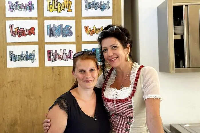 Den ganzen Nachmittag hindurch gab es ein buntes Programm aus Schülerbeiträgen, Karaoke und Line Dance. 