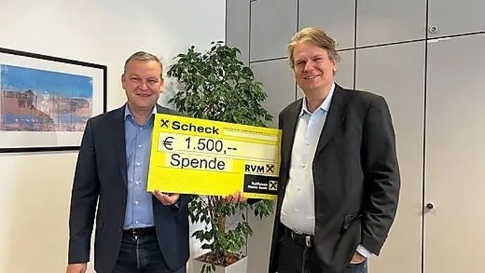 Raiffeisen-Versicherungsmaklerei-Kärnten- Geschäftsführer Johannes Moik und Prokurist Kurt Lausegger mit dem Scheck für "Kärntner in Not"