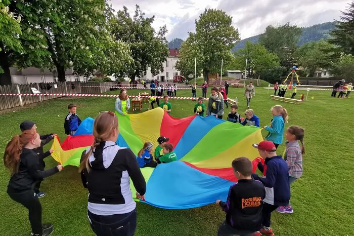 Auf die fast 200 Schüler der ASO Kapfenberg, des PIUS Bruck und der Volksschulen Tragöß, St. Katharein, Berndorf, Pischk, Körner und Oberaich warteten insgesamt 20 Stationen, die vor allem Geschicklichkeit, Gleichgewichtsgefühl und Schnelligkeit erforderten.