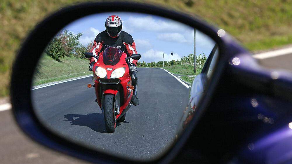 Motorradfahrer werden beim Überholen leicht übersehen