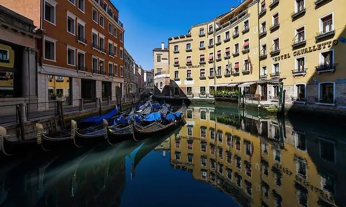 A view shows clear waters by gondolas in a Venice canal by Hotel Cavalletto on March 18, 2020 as a result of the stoppage of motorboat traffic, following the country's lockdown within the new coronavirus crisis. (Photo by ANDREA PATTARO / AFP)