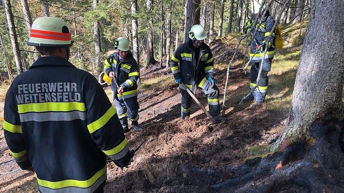 Feuerwehr Weitensfeld beim Löschen des Glutnestes