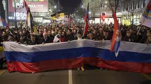 Mehrere hundert rechtsextremistische Putin-Verehrer marschierten beim "Protest zur Unterstützung für das russische Volk" vor Serbiens Präsidentenpalast. 