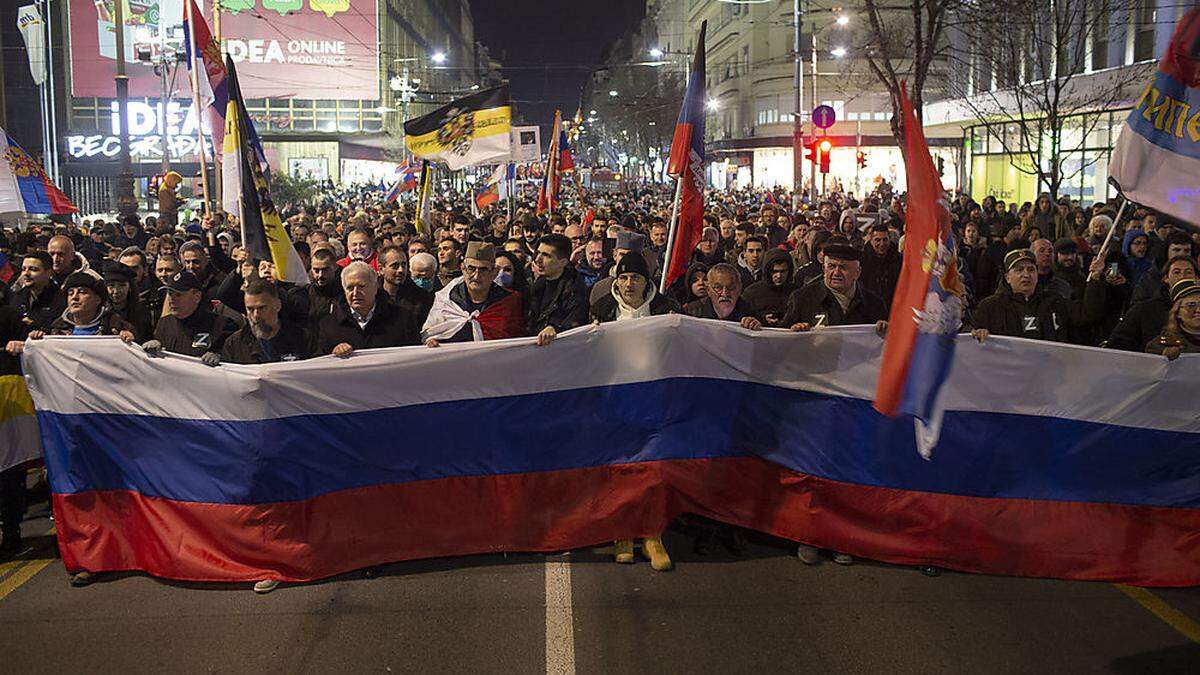 Mehrere hundert rechtsextremistische Putin-Verehrer marschierten beim &quot;Protest zur Unterstützung für das russische Volk&quot; vor Serbiens Präsidentenpalast. 