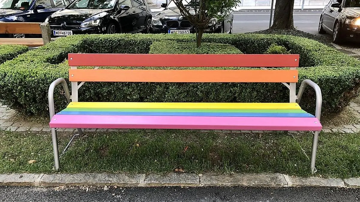 Die in den Farben Rot, Orange, Gelb, Grün, Blau und Violett lackierte Sitzbank lädt am Weiherplatz zum Verweilen ein