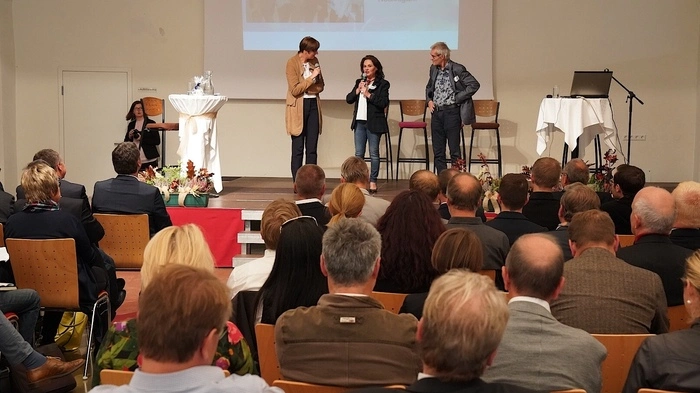 Strategien für Regionen mit Bevölkerungsrückgang diskutierten 80 Experten in der Künstlerstadt Gmünd. Präsentation von Fakten und Diskussionen über mögliche Auswege: Moderatorin Sabine Volgger, LAG-Managerin Christine Sitter und Helmut Hiess.