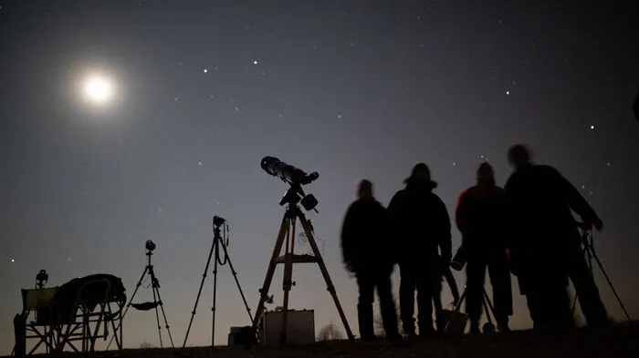 Früh aufstehen und warm anziehen musste man sich Montag Früh, um die totale Mondfinsternis beobachten zu können.  
