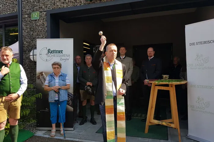 Pfarrer Gerald Krempl segnete das Gebäude.