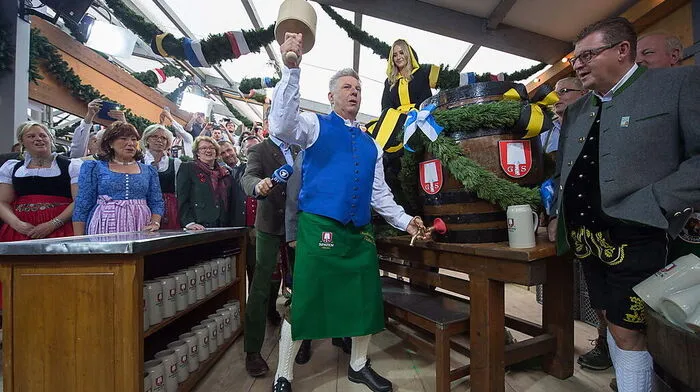 Dieter Reiter wenige Sekunden vor dem O'zapfen