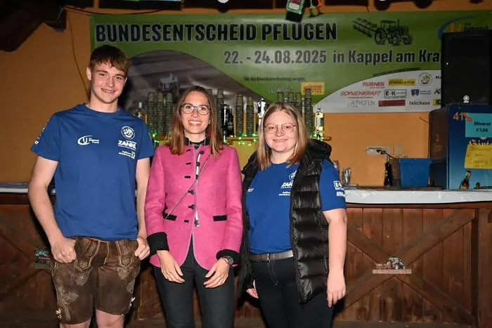 v.l. Obmann Lukas Moser, Bürgermeisterin Andrea Feichtinger-Sacherer, Leiterin Larissa Pobaschnig