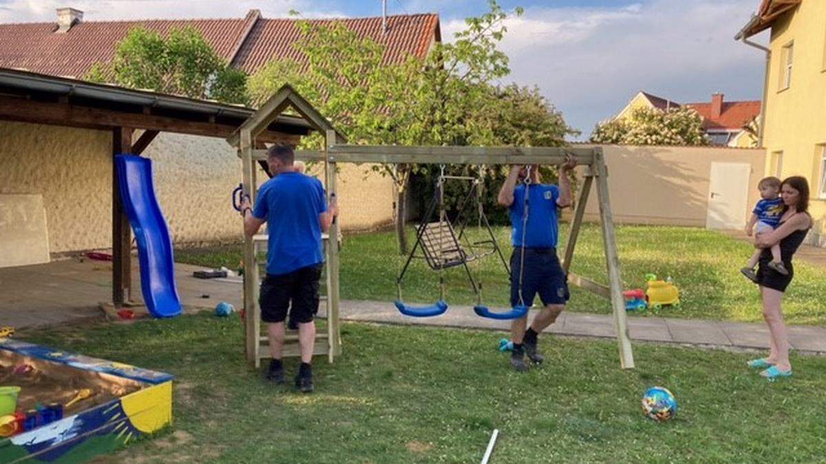 Gemeinsam wurde die Spielanlage für die Kinder aufgebaut