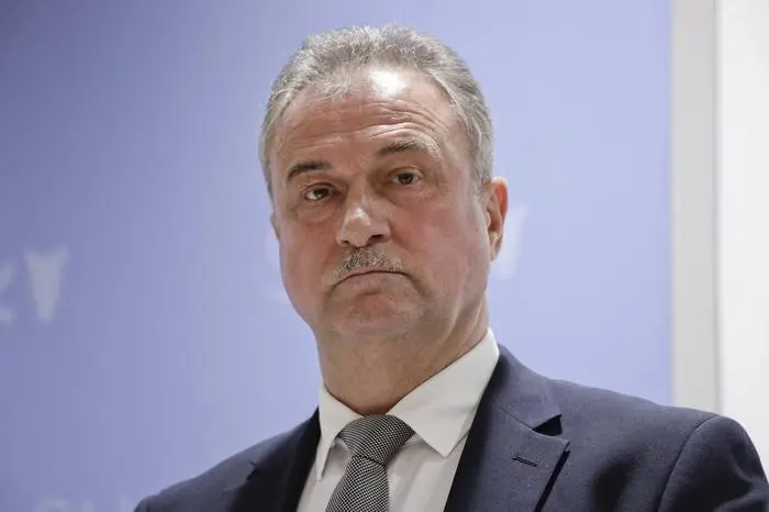 16.09.2021, Berlin, Deutschland - Pressekonferenz: DB und GDL einigen sich auf Tarifkompromiss. Die Deutsche Bahn, DB und die Gewerkschaft Deutscher Lokomotivfuehrer, GDL haben sich auf einen Tarifabschluss verstaendigt. Damit ist der Tarifkonflikt mit der GDL beigelegt. Der Tarifvertrag hat eine lange Laufzeit von 32 Monaten bis Oktober 2023. Foto: Claus Weselsky, Bundesvorsitzender der Gewerkschaft Deutscher Lokomotivfuehrer, GDL. *** 16 09 2021, Berlin, Germany Press conference DB and GDL agree on wage compromise Deutsche Bahn, DB, and the union of German locomotive drivers, GDL, have agreed on a wage settlement This settles the wage dispute with the GDL The wage agreement has a long term of 32 months until October 2023 Photo Claus Wesel