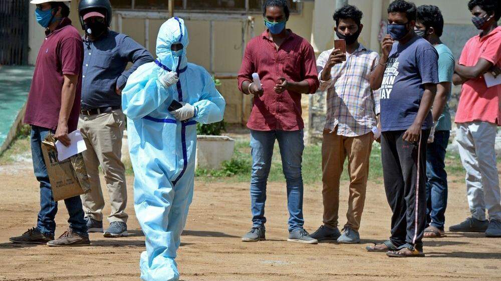 Menschenschlange vor einem indischen Coronatestzentrum: Indien ist eines der Länder mit den meisten Neuinfektionen