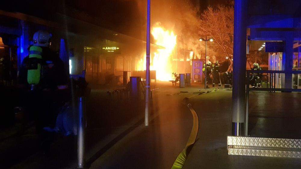 Wiener Einkaufszentrum in Simmering in Flammen
