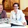 Kapellmeister Gottfried Isopp und Obfrau Daniela Murray mit der Chronik der Kapelle