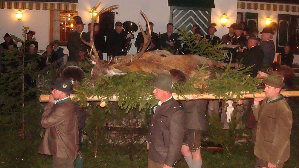 Der traditionelle Hubertushirsch wurde auf den Festplatz beim Gasthof Tetter getragen