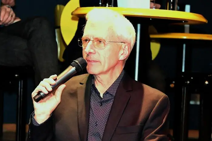 Professor Chicco an den Tasten, der einst von Jon Hendricks als „The pianist par excellence“ betitelt wurde, begeisterte sowohl mit weichen Anschlägen, konnte dem Yamaha-Flügel aber auch rockige Töne entlocken.